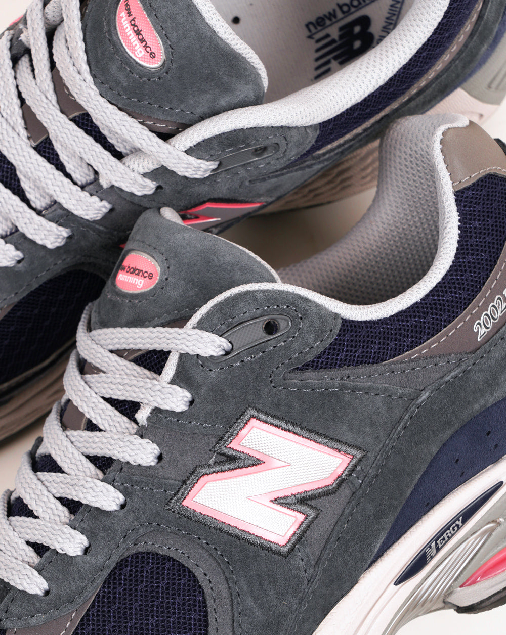 New Balance 2002R Trainers Graphite/Pink