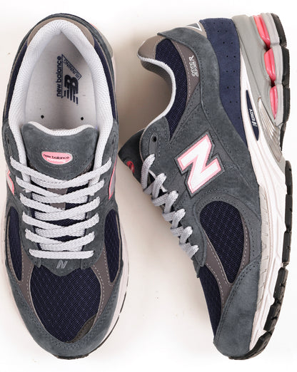 New Balance 2002R Trainers Graphite/Pink
